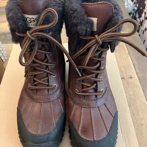 UGG Vibram Obsisian boots size 9